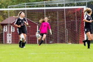 Kingswood Oxford goalkeeper Meghan Dalton ’17 of West Hartford helped keep a lid on the Wyverns’ 1-0 shutout of Hotchkiss on Oct. 25 in Lakeville. Photo Credit: David Newman, Photo by Newman.