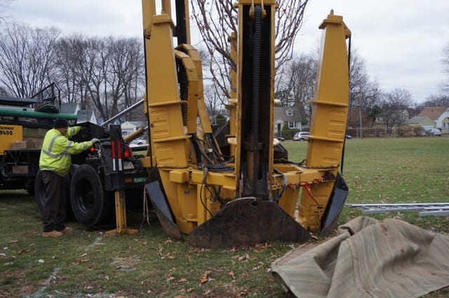 The tree spade digs deeply into the ground surrounding the roots of the oak tree. Photo credit: Ronni Newton 