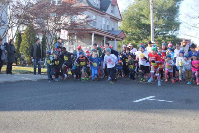 Kids run start. HMF Blue Back Mitten Run, West Hartford, Dec. 6, 2015. Photo credit: Amy Melvin