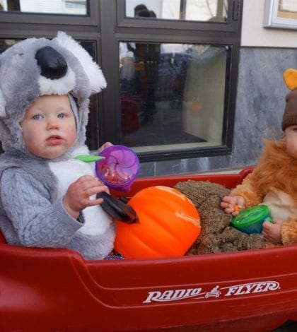 adorable-kids-in-wagon
