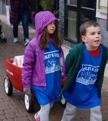kids-pulling-wagon