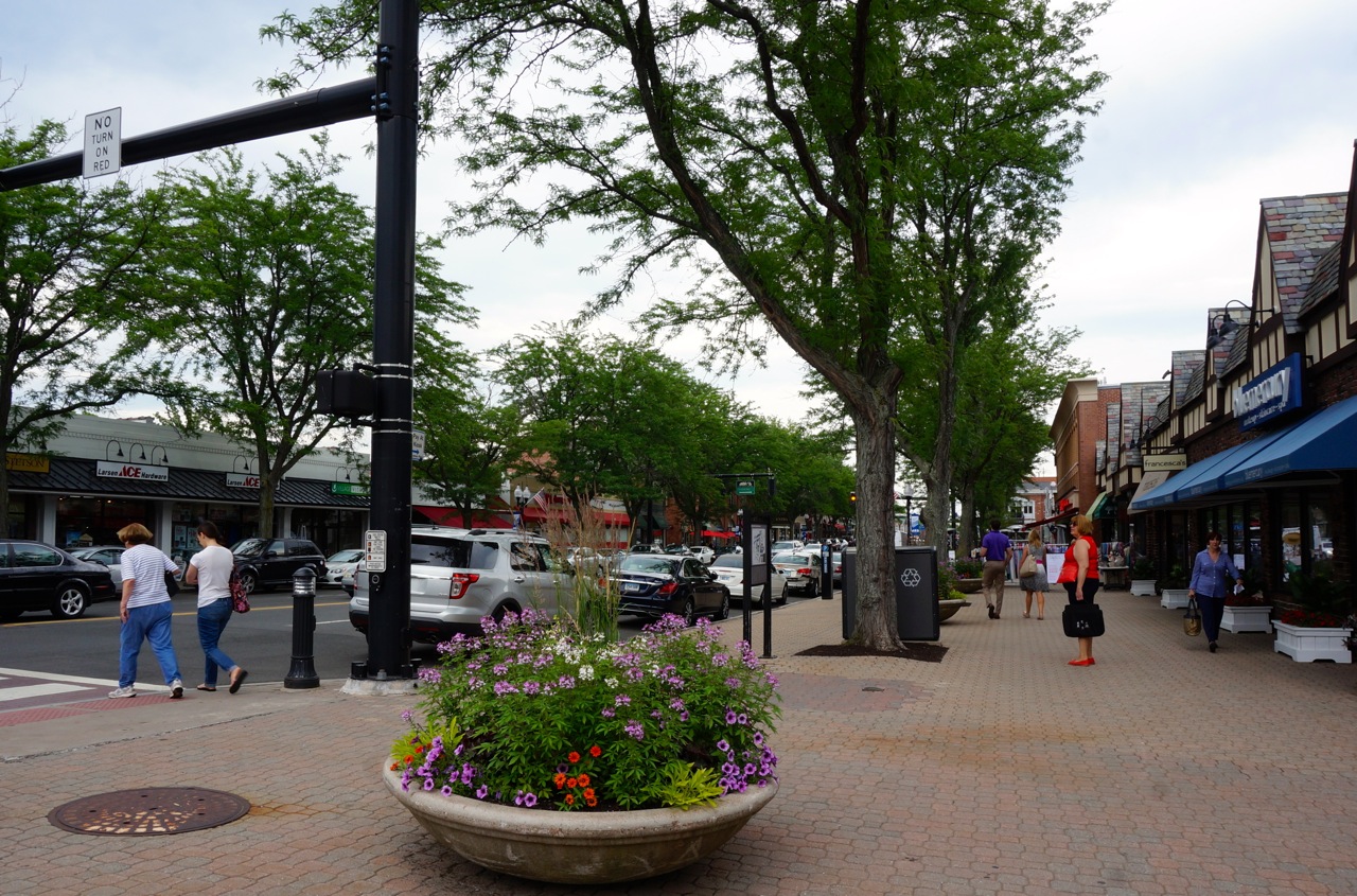 west hartford center june 2017 looking east farmington ave