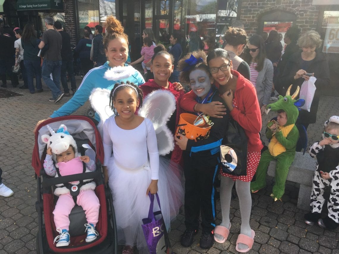 Images Annual Moms & More Club of West Hartford Halloween Stroll We