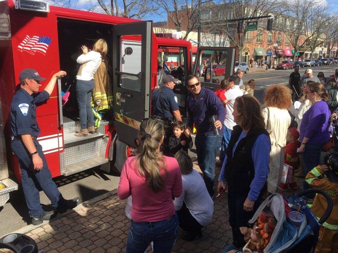 Images Annual Moms & More Club of West Hartford Halloween Stroll We