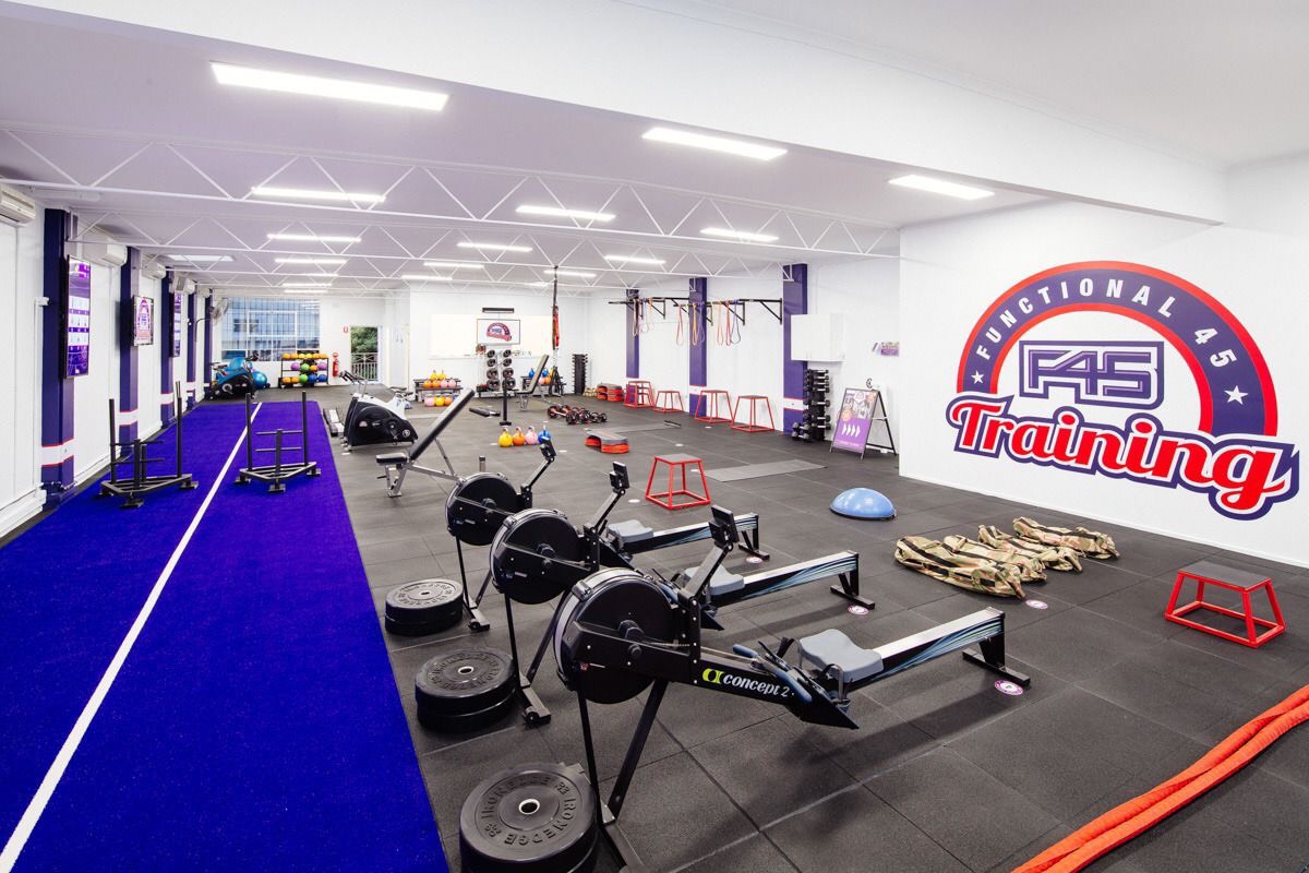 F gym. F45 Новослободская. F45 Павелецкая. F45 спортзал. Дизайн фитнес клуба.