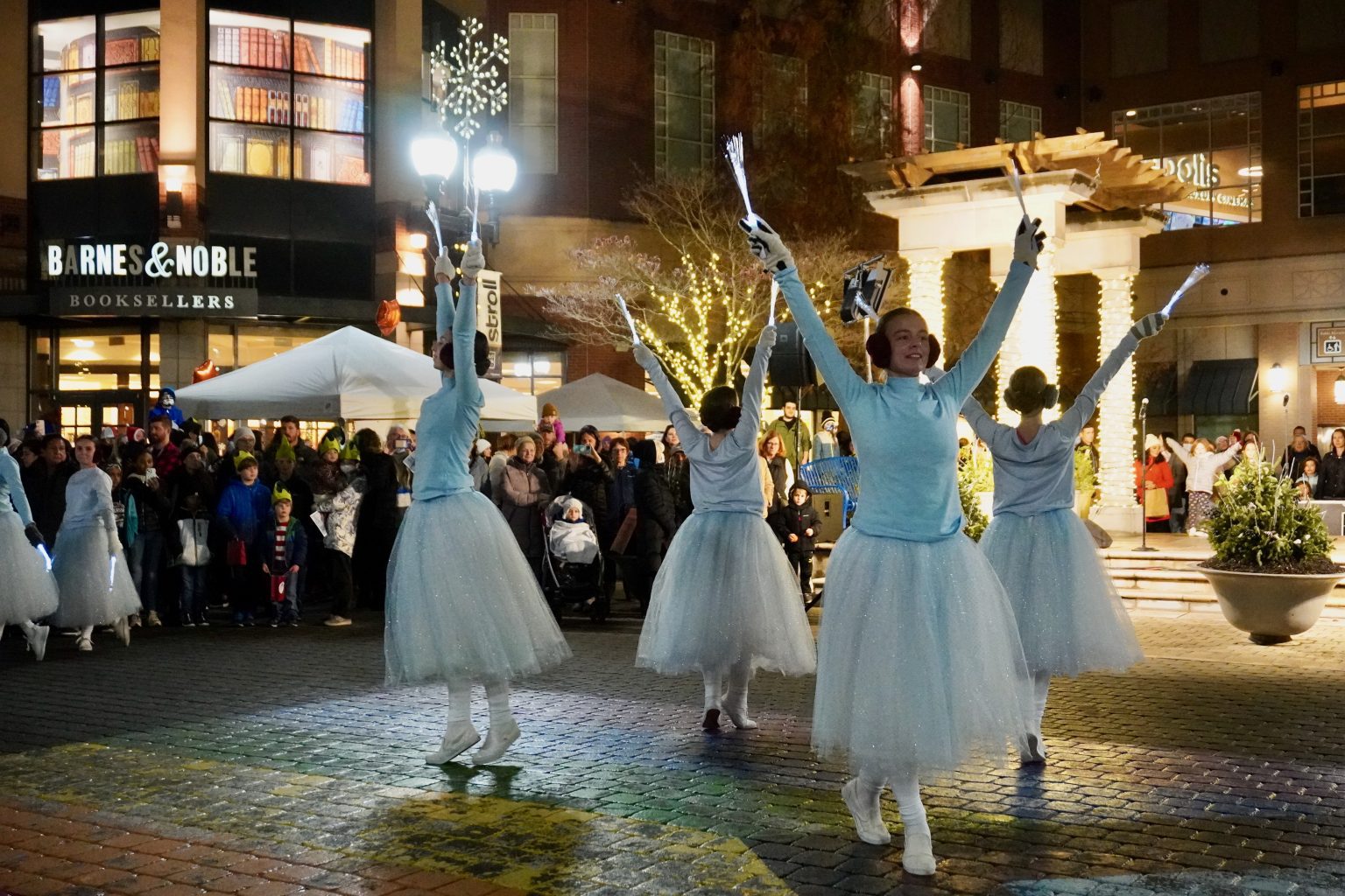 Festive West Hartford Holiday Stroll the Season WeHa West